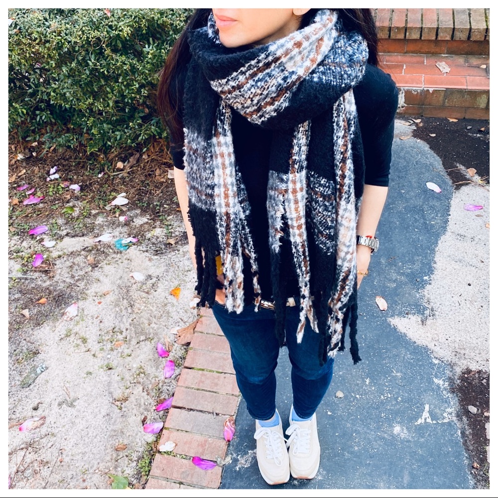 Gorgeous soft oversized shawl/scarf fringed - Picture 3 of 6